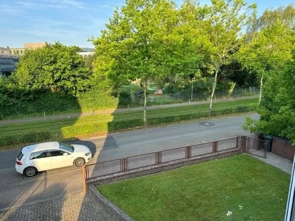 Großzügige 3,5 Zimmerwohnung mit Balkon in zentraler Toplage