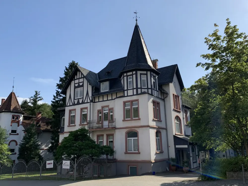 Königstein: Helle Wohnung in Altbauvilla mit Wintergarten - neu renoviert