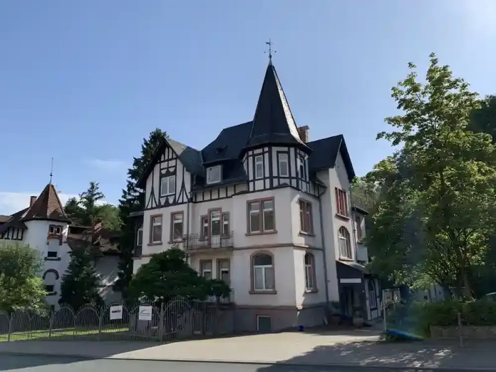 Königstein: Helle Wohnung in Altbauvilla mit Wintergarten - neu renoviert