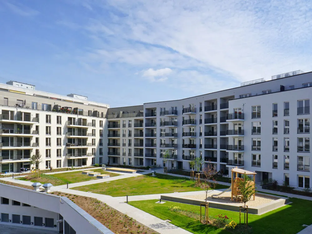 City and close to the Elbe: Balcony + fitted kitchen