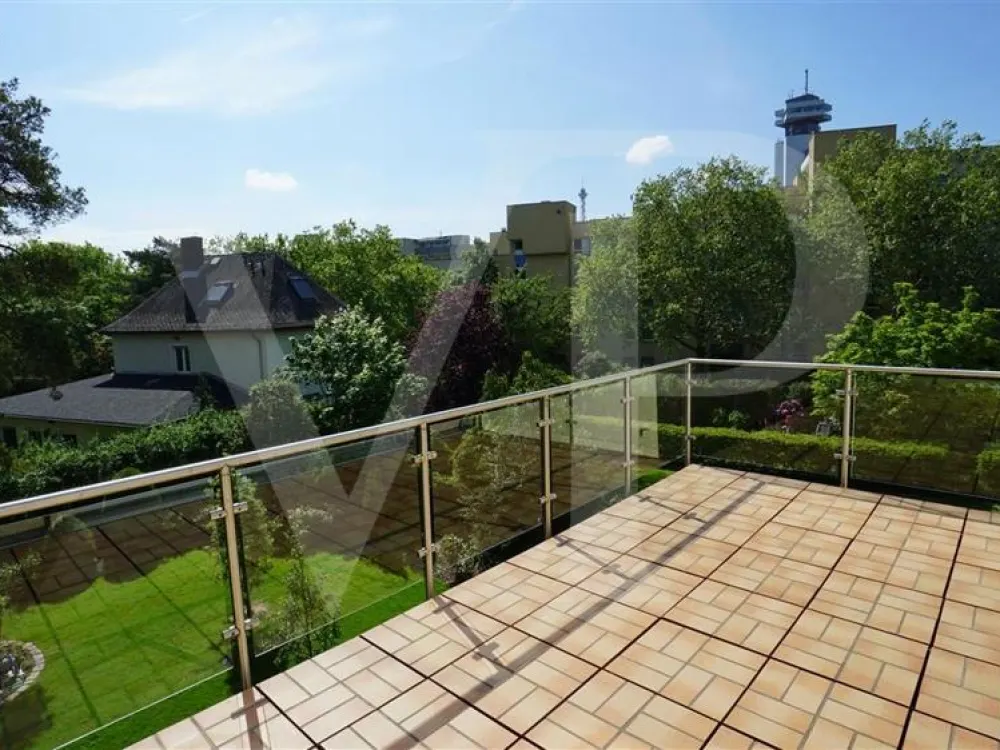 Großzügige Maisonette mit Terrasse, Wintergarten, Kamin & Sauna
