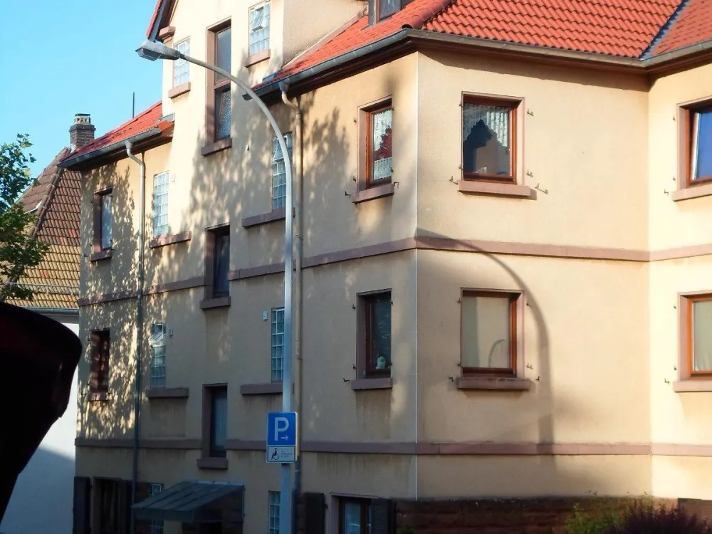 3-room apartment with kitchen and bathroom, beautiful large old building apartment near the park, very central, additional costs included