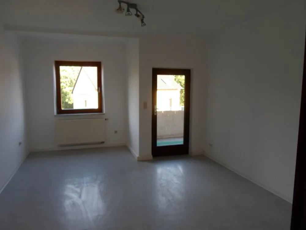 3-room apartment with kitchen and bathroom, beautiful large old building apartment near the park, very central, additional costs included