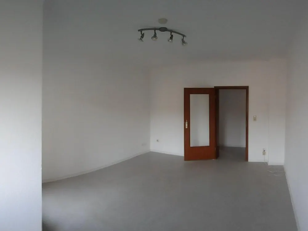 3-room apartment with kitchen and bathroom, beautiful large old building apartment near the park, very central, additional costs included