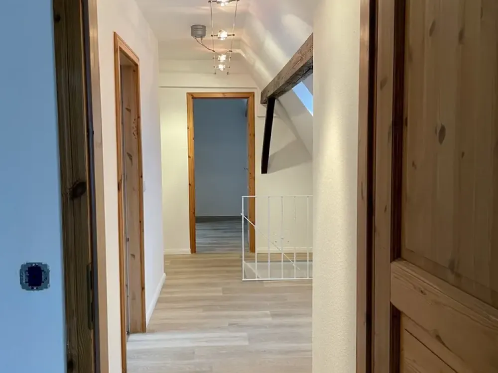 Erstbezug nach hochwertiger Modernisierung | 100 m² Dachgeschoss | Neues Premiumbad | Stellplatz