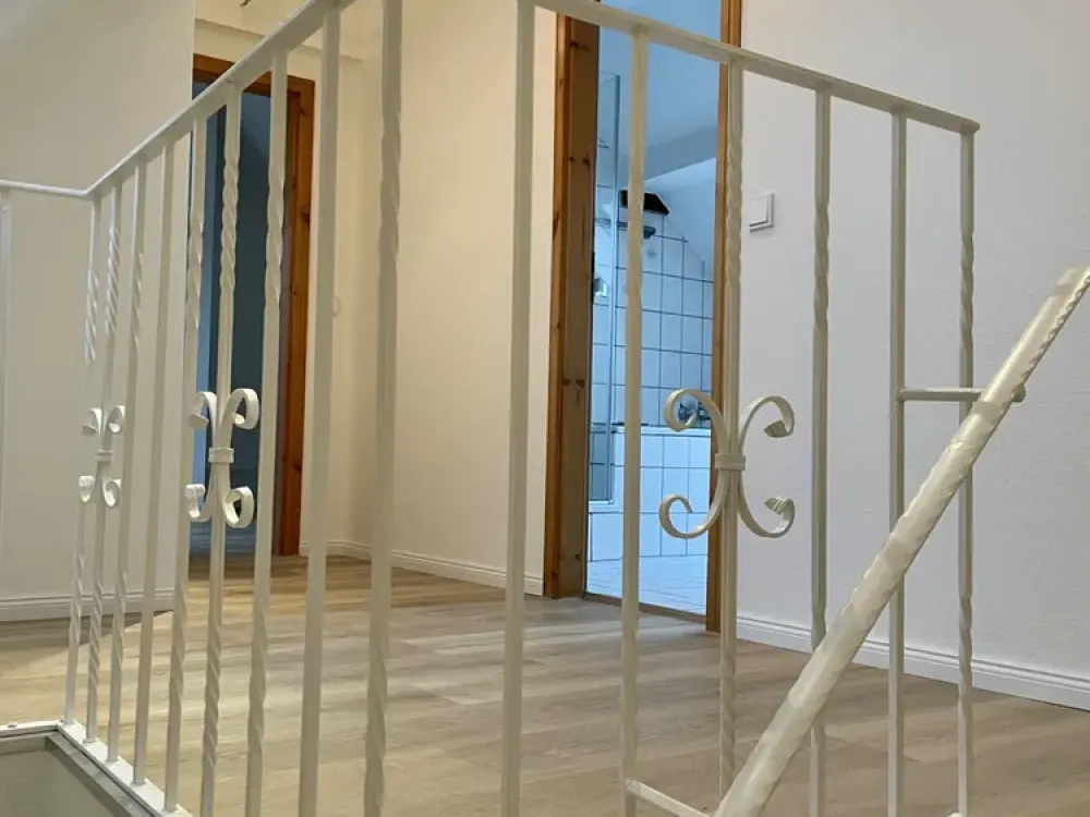 Erstbezug nach hochwertiger Modernisierung | 100 m² Dachgeschoss | Neues Premiumbad | Stellplatz