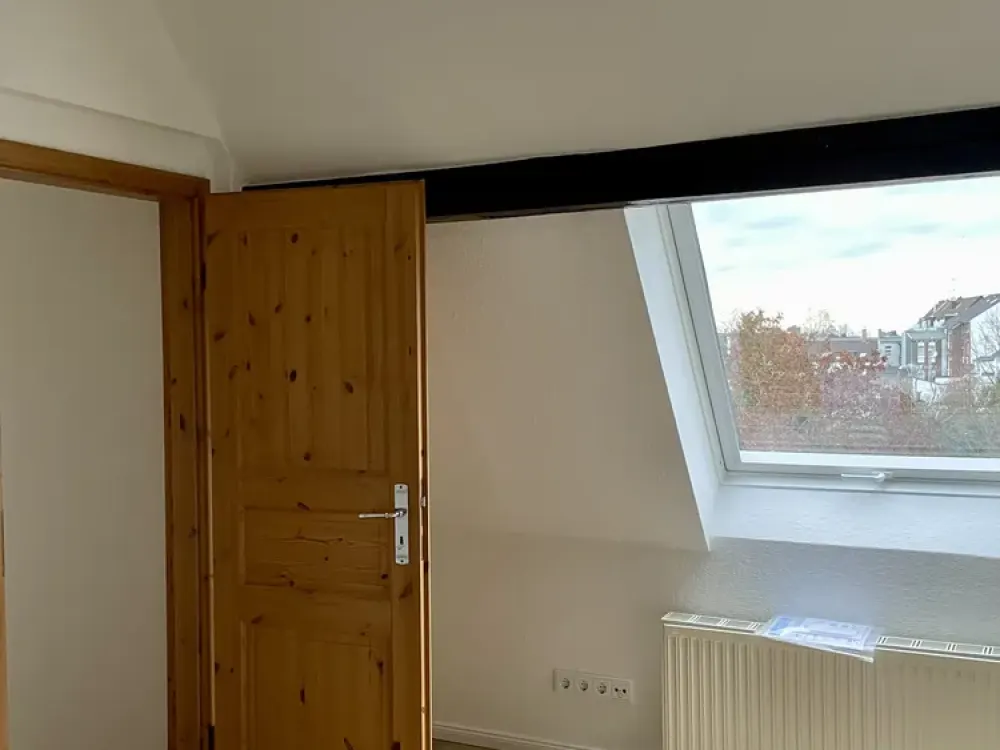 Erstbezug nach hochwertiger Modernisierung | 100 m² Dachgeschoss | Neues Premiumbad | Stellplatz