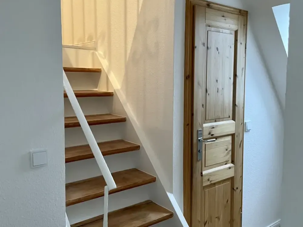 Erstbezug nach hochwertiger Modernisierung | 100 m² Dachgeschoss | Neues Premiumbad | Stellplatz