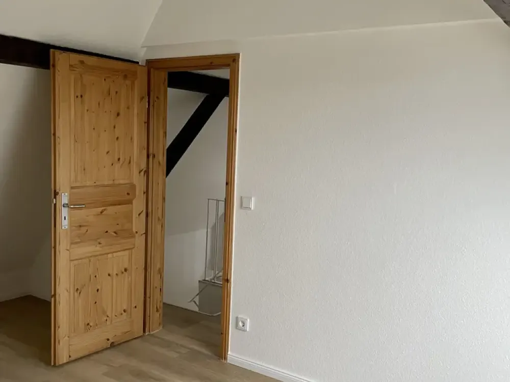 Erstbezug nach hochwertiger Modernisierung | 100 m² Dachgeschoss | Neues Premiumbad | Stellplatz