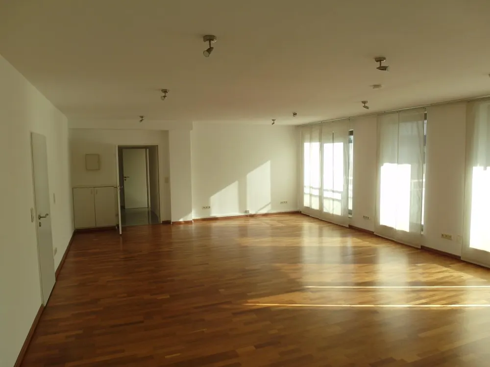 174 qm Luxuswohnung mit 2 Bäder, Gartennutzung und Kinderspielplatz