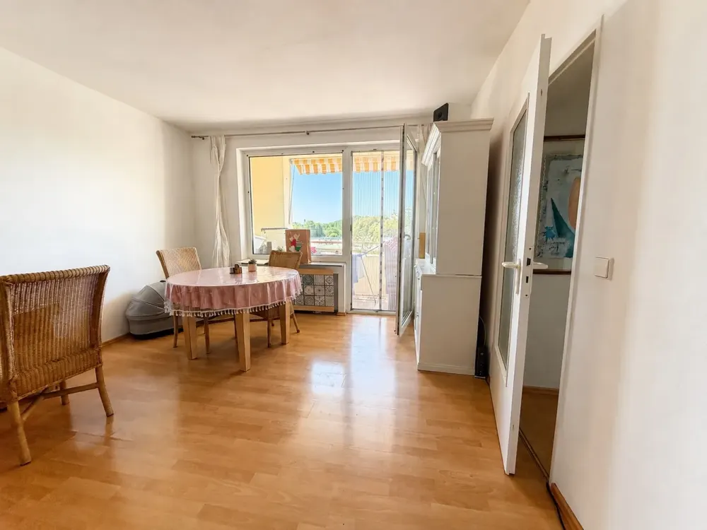 Möblierte 3-Zimmer-Wohnung mit Balkon, ca. 75 m² in Eschborn