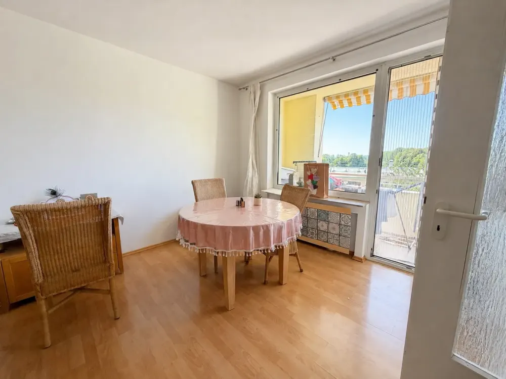 Möblierte 3-Zimmer-Wohnung mit Balkon, ca. 75 m² in Eschborn