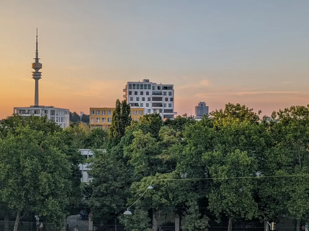 Südloggia und Blick zum Olympiapark: 3-Zimmer-Neubau in Schwabing mit zwei TG-Stellplätzen (4.01)