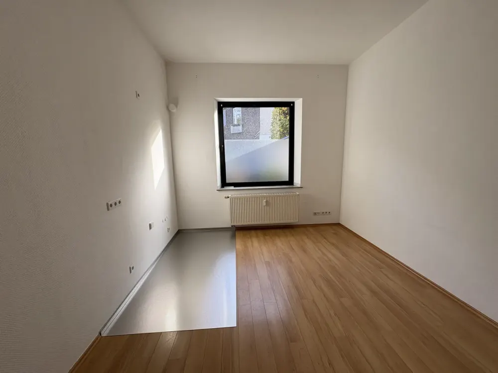 Helle 1-Zimmer-Wohnung mit separatem Bad (über öffentlichen Flur) nahe dem Volksgarten