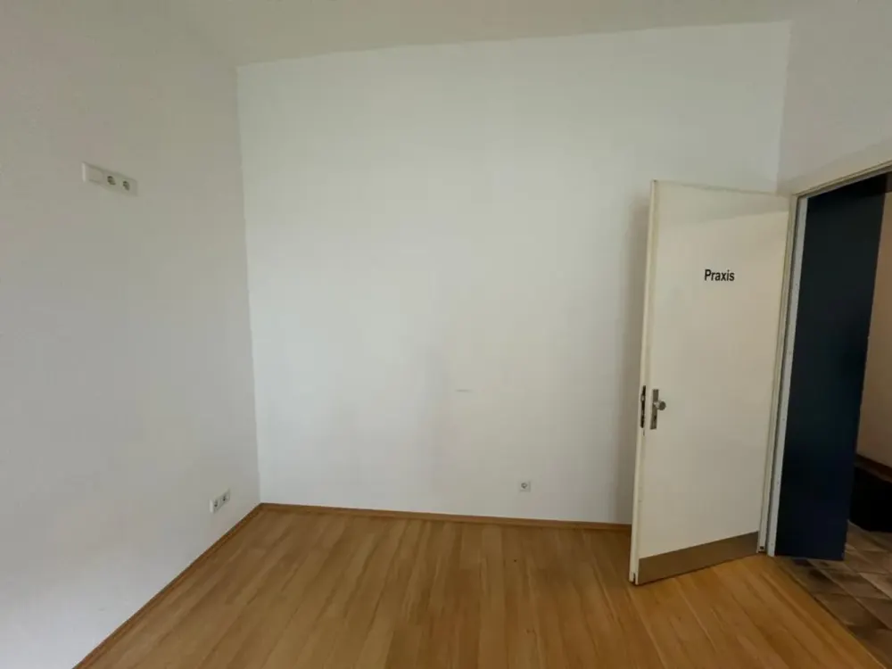 Helle 1-Zimmer-Wohnung mit separatem Bad (über öffentlichen Flur) nahe dem Volksgarten