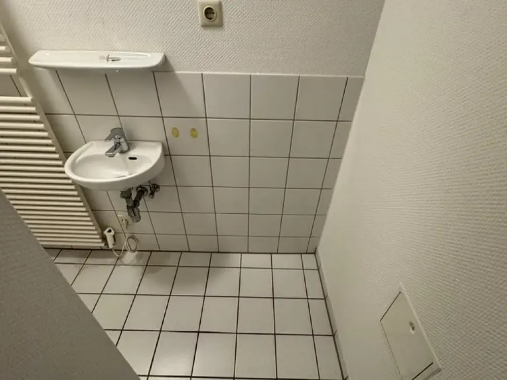 Helle 1-Zimmer-Wohnung mit separatem Bad (über öffentlichen Flur) nahe dem Volksgarten