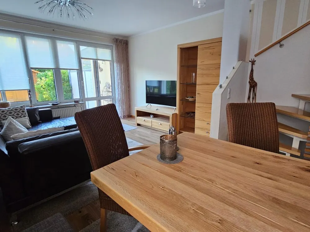 Vollmöblierte 3-Zimmer-Maisonette-Wohnung mit Garten plus Hobbyraum in München-Waldperlach