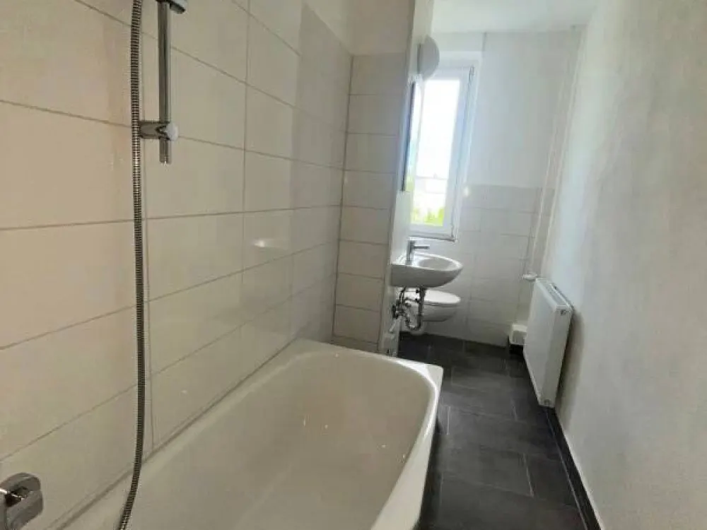 Große, helle 2-Zimmer-Wohnung mit Balkon und Wannenbad!