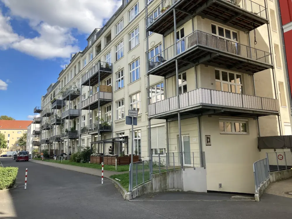 Große, moderne und sanierte 5-Zimmer-Altbauwohnung mit hohen Decken zu vermieten