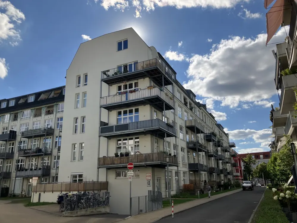 Große, moderne und sanierte 5-Zimmer-Altbauwohnung mit hohen Decken zu vermieten