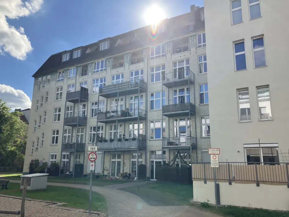 Große, moderne und sanierte 5-Zimmer-Altbauwohnung mit hohen Decken zu vermieten