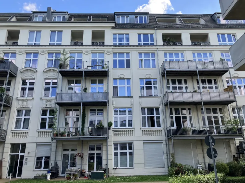 Große, moderne und sanierte 5-Zimmer-Altbauwohnung mit hohen Decken zu vermieten