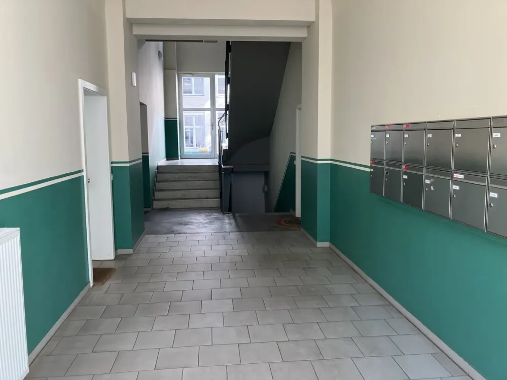 Große, moderne und sanierte 5-Zimmer-Altbauwohnung mit hohen Decken zu vermieten