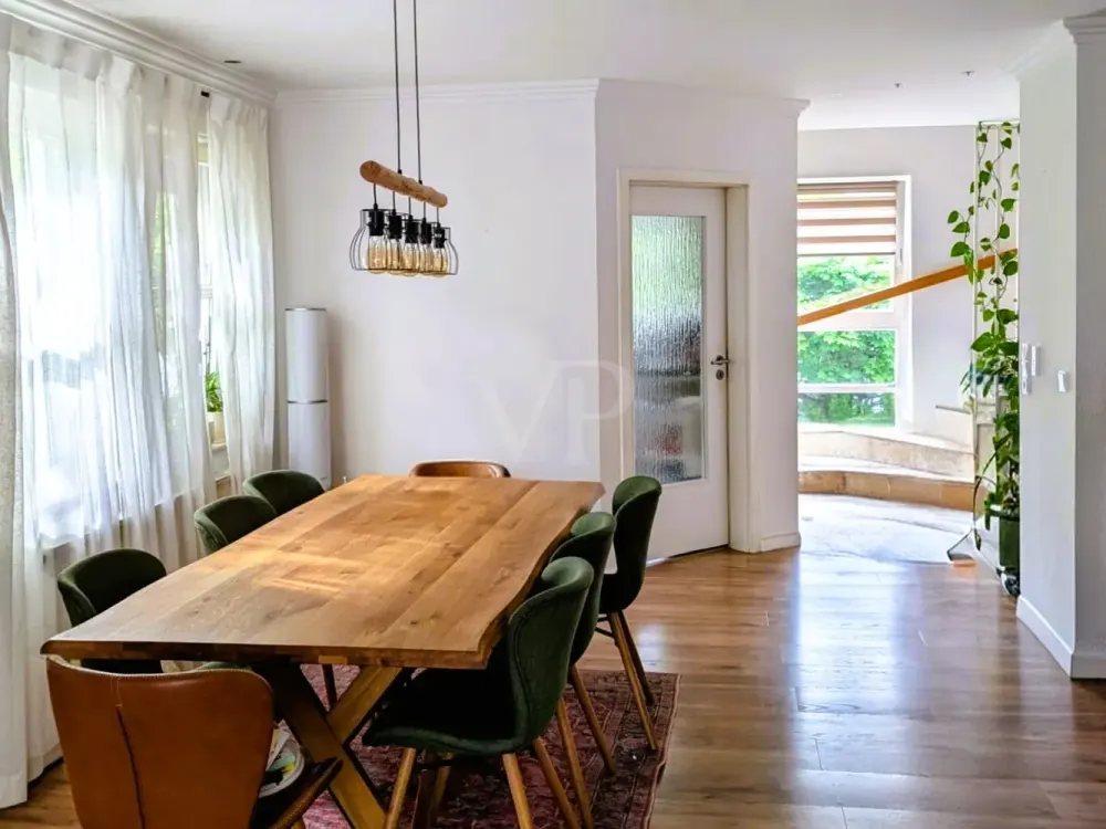 Möblierte Vermietung für maximal 3 Jahre: Maisonettewohnung mit vier 4 Zimmern, Balkon & Stellplatz
