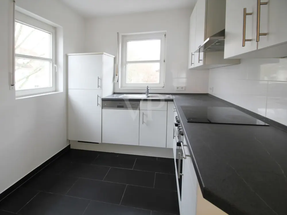 Möblierte Vermietung für maximal 3 Jahre: Maisonettewohnung mit vier 4 Zimmern, Balkon & Stellplatz