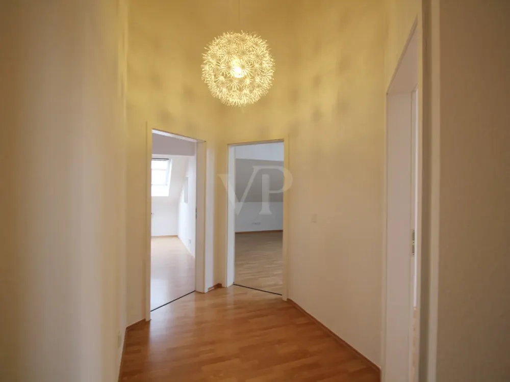 Möblierte Vermietung für maximal 3 Jahre: Maisonettewohnung mit vier 4 Zimmern, Balkon & Stellplatz