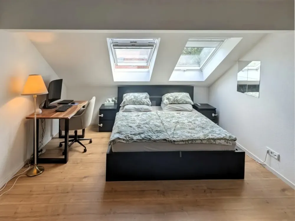 Möblierte Vermietung für maximal 3 Jahre: Maisonettewohnung mit vier 4 Zimmern, Balkon & Stellplatz