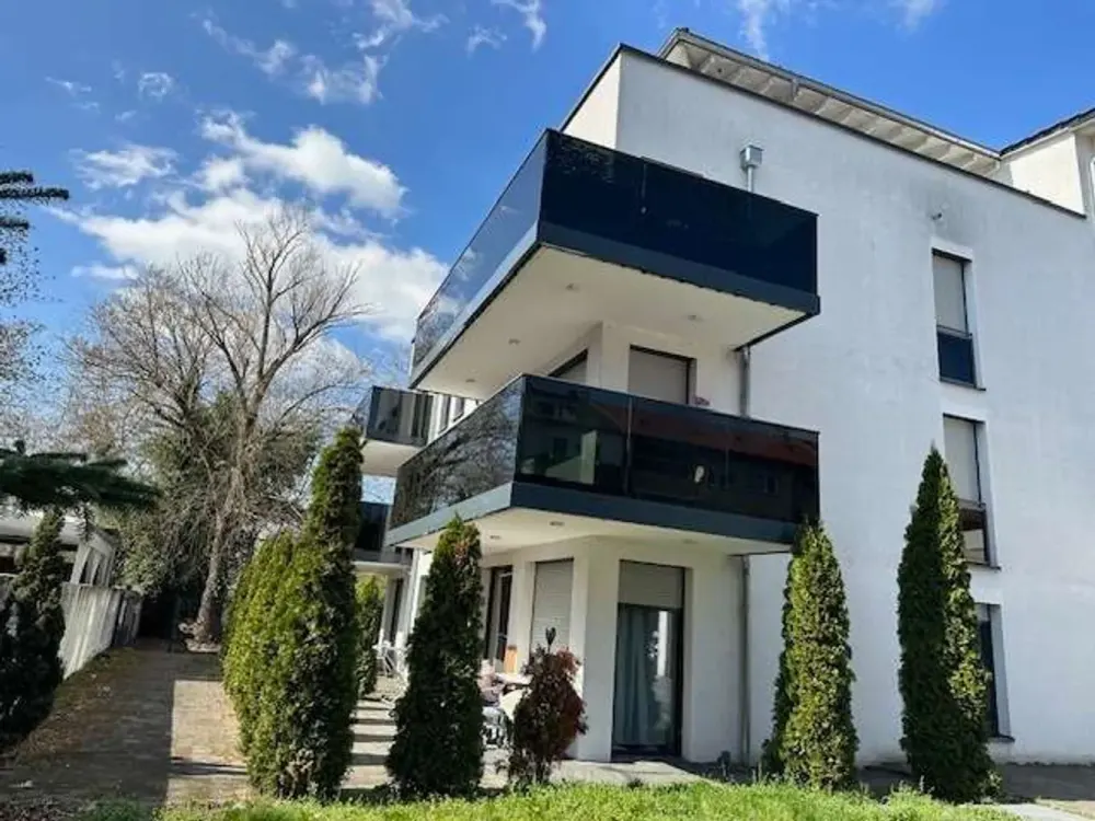 Modern 1.5-Room Apartment with Large Balcony & Built-in Kitchen in Mühlburg