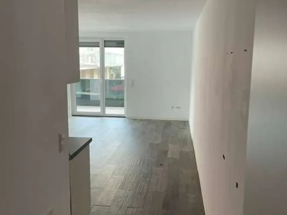 Modern 1.5-Room Apartment with Large Balcony & Built-in Kitchen in Mühlburg