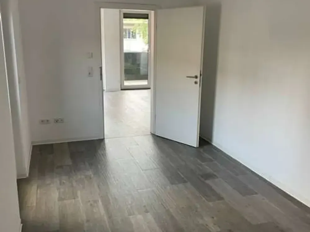 Modern 1.5-Room Apartment with Large Balcony & Built-in Kitchen in Mühlburg
