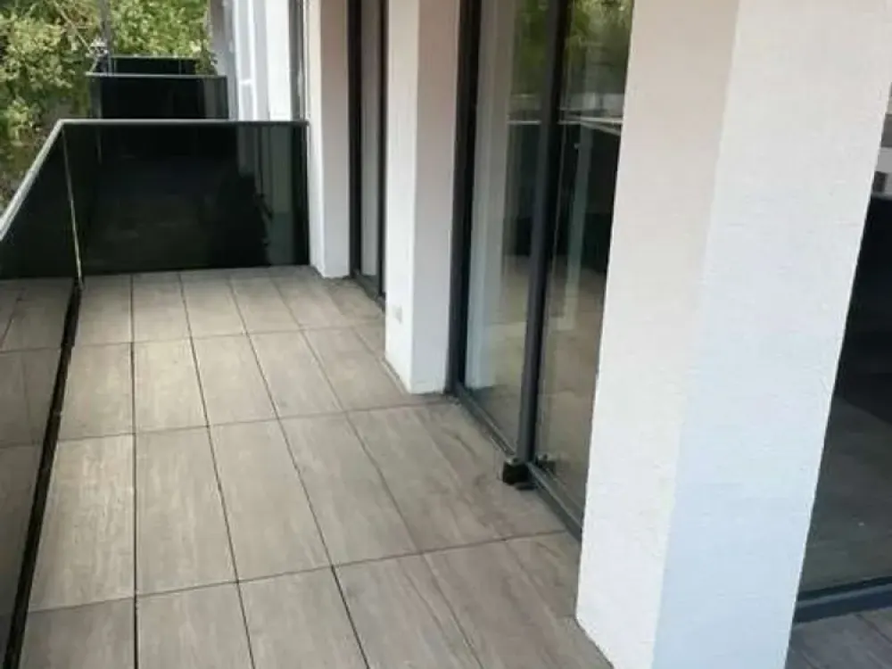 Modern 1.5-Room Apartment with Large Balcony & Built-in Kitchen in Mühlburg