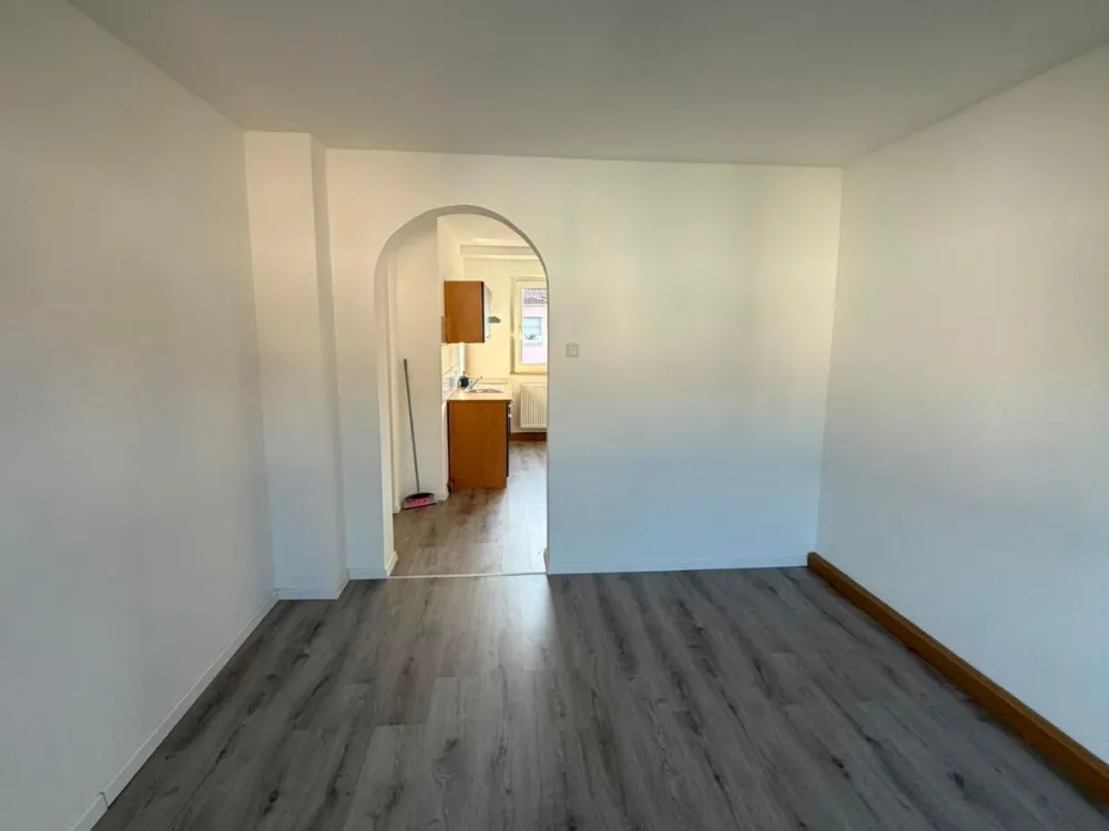 Frisch renovierte 2-Zimmer-Wohnung im 1. Obergeschoss