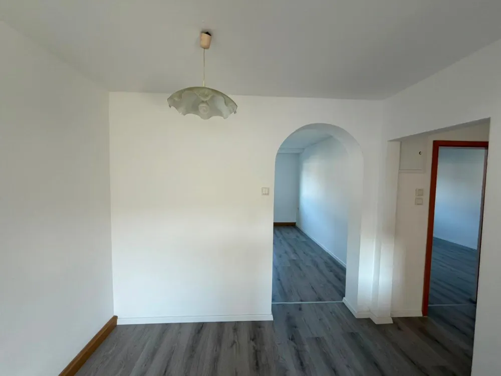Frisch renovierte 2-Zimmer-Wohnung im 1. Obergeschoss