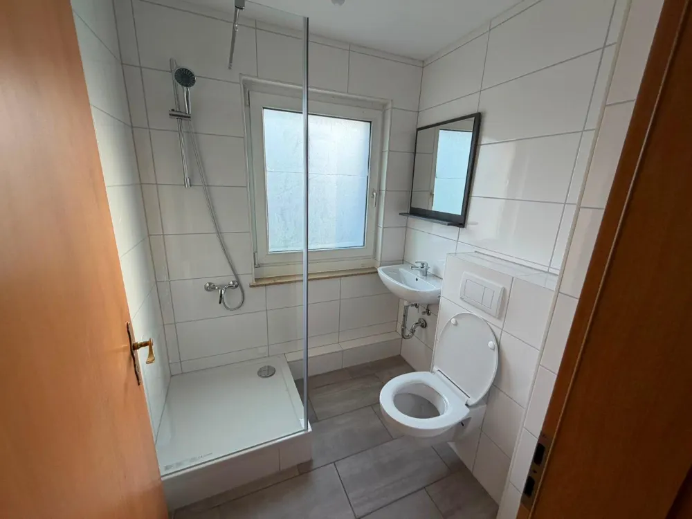 Frisch renovierte 2-Zimmer-Wohnung im 1. Obergeschoss