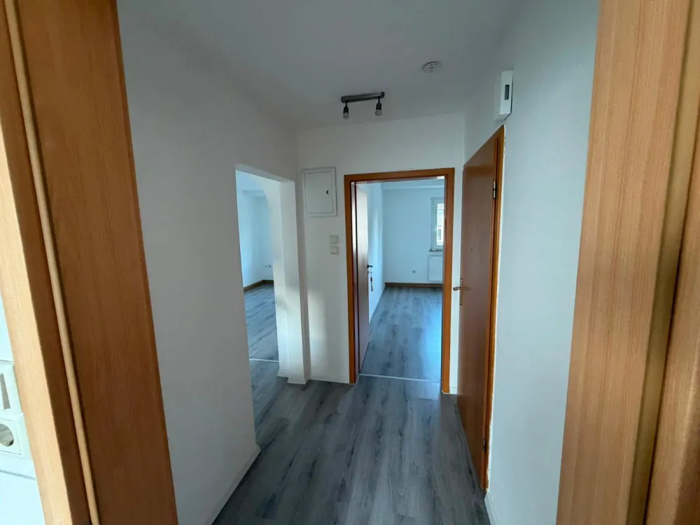 Frisch renovierte 2-Zimmer-Wohnung im 1. Obergeschoss