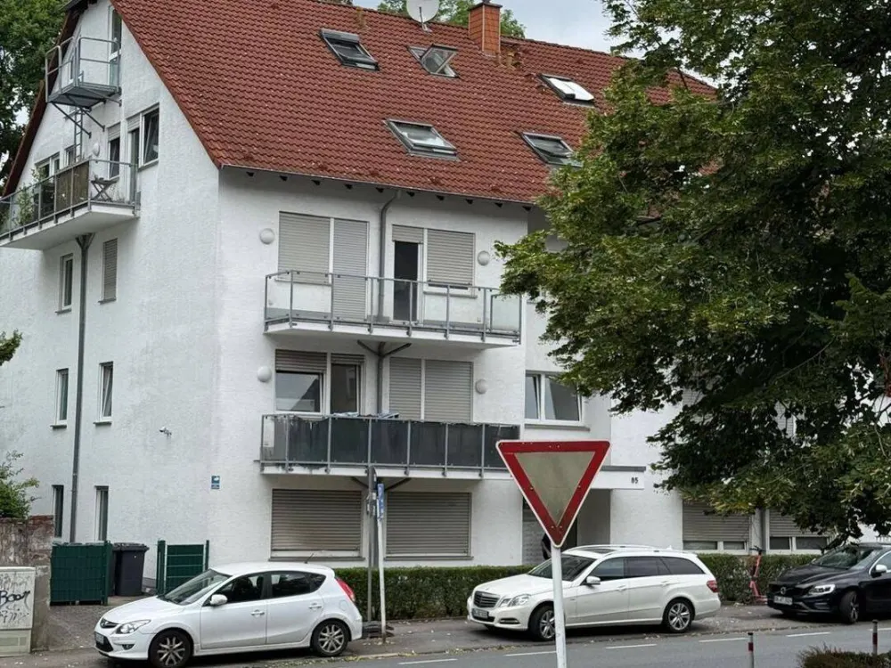 Erstbezug nach hochwertiger Möblierung: Stylisches Appartement mit Balkon und TG-Stellplatz