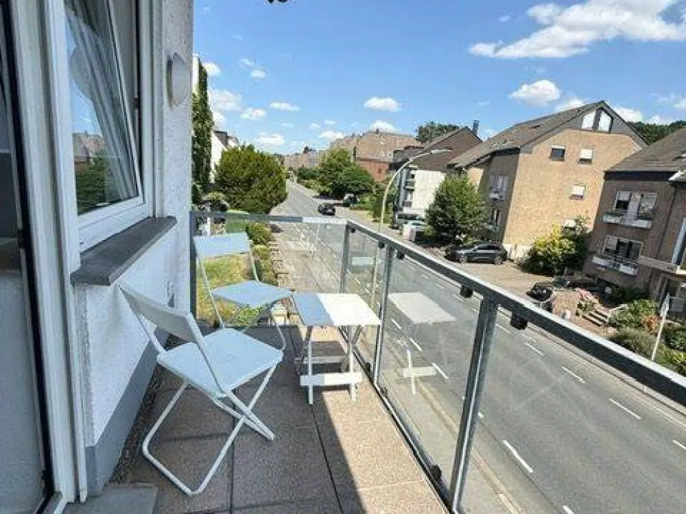 Erstbezug nach hochwertiger Möblierung: Stylisches Appartement mit Balkon und TG-Stellplatz