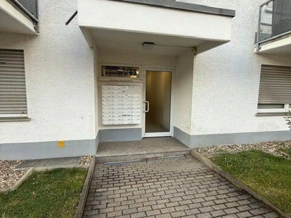 Erstbezug nach hochwertiger Möblierung: Stylisches Appartement mit Balkon und TG-Stellplatz