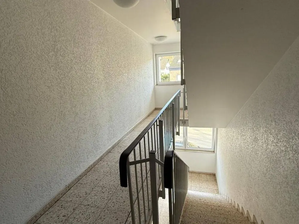 Erstbezug nach hochwertiger Möblierung: Stylisches Appartement mit Balkon und TG-Stellplatz