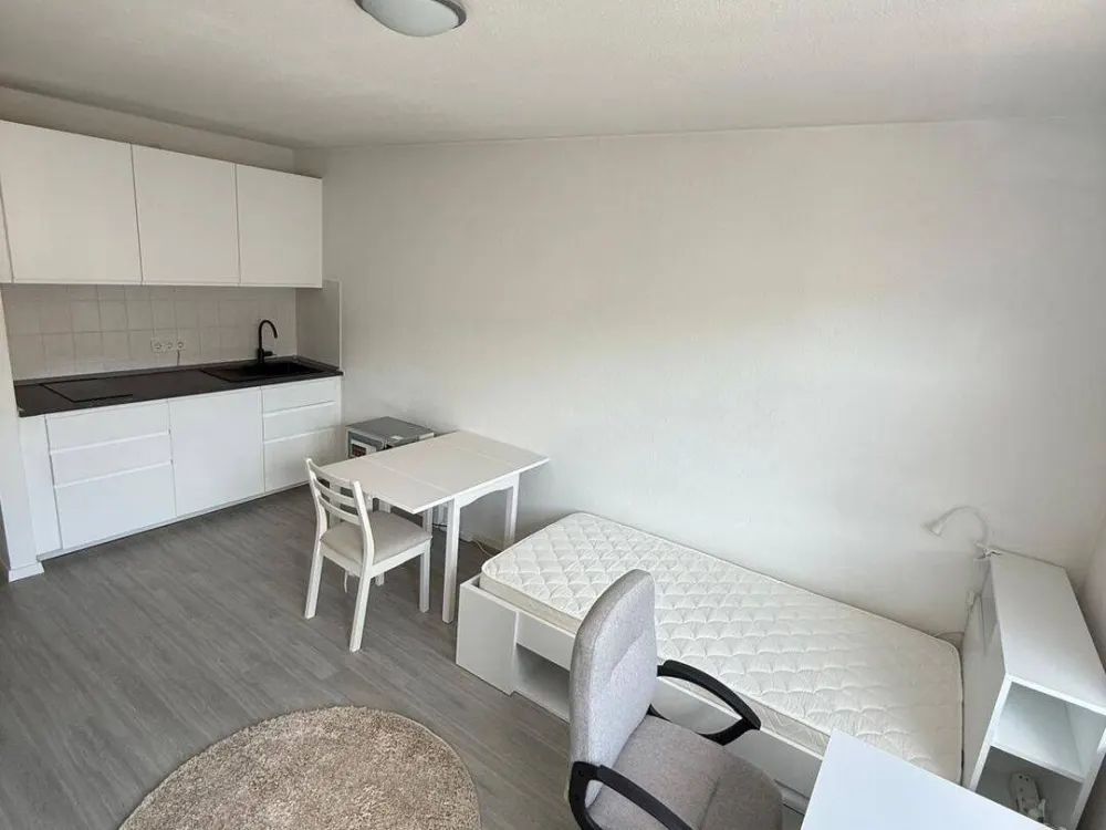 Erstbezug nach hochwertiger Möblierung: Stylisches Appartement mit Balkon und TG-Stellplatz
