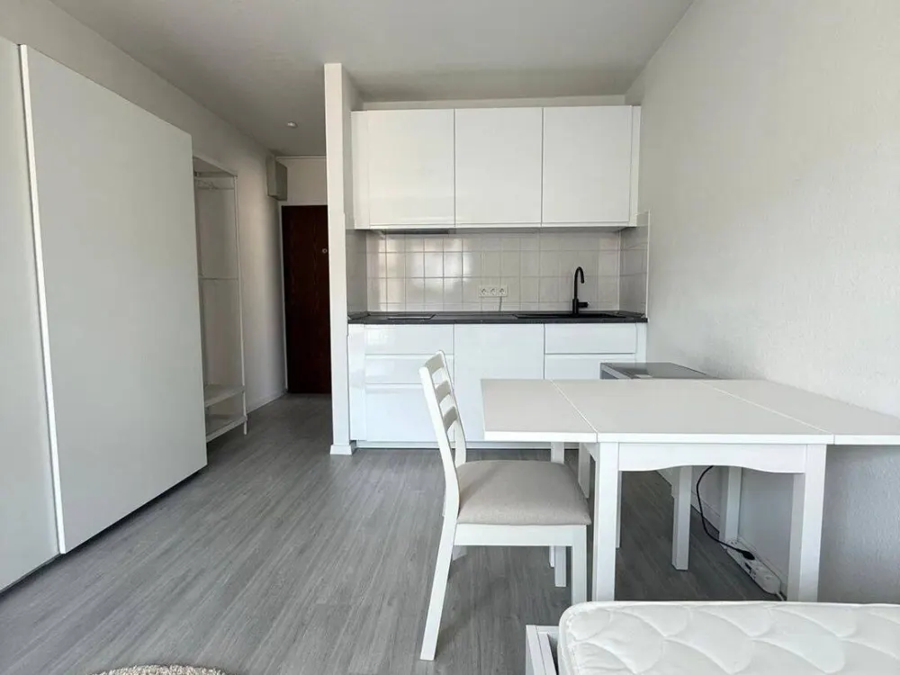 Erstbezug nach hochwertiger Möblierung: Stylisches Appartement mit Balkon und TG-Stellplatz