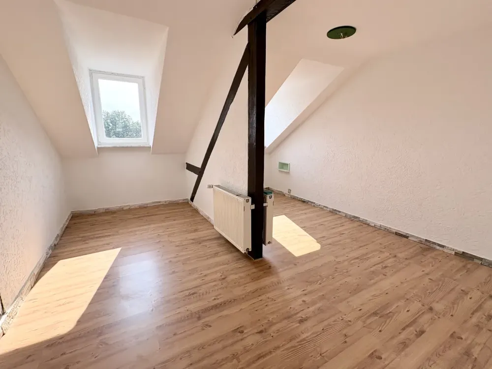 Wohnen mit Charakter: SEHR HELLE 3-ZKB-DG-WOHNUNG | 7 DACHGAUBEN | LUISENTHAL