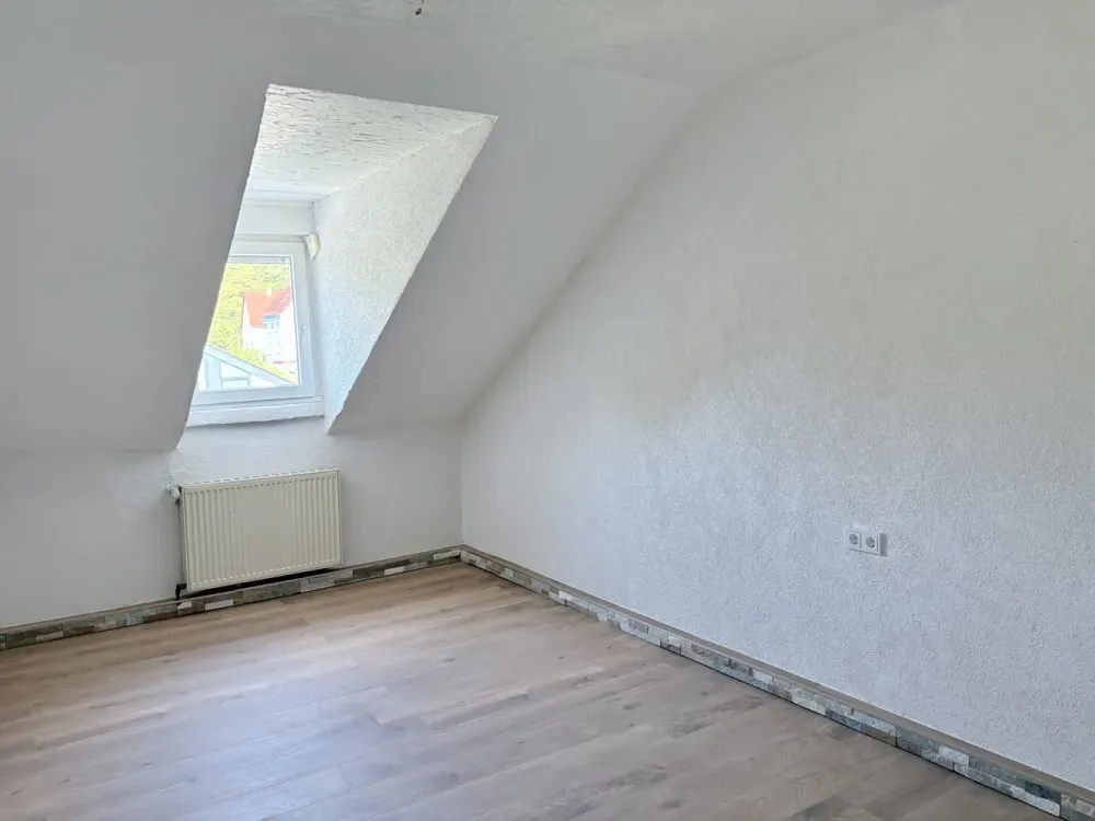 Wohnen mit Charakter: SEHR HELLE 3-ZKB-DG-WOHNUNG | 7 DACHGAUBEN | LUISENTHAL