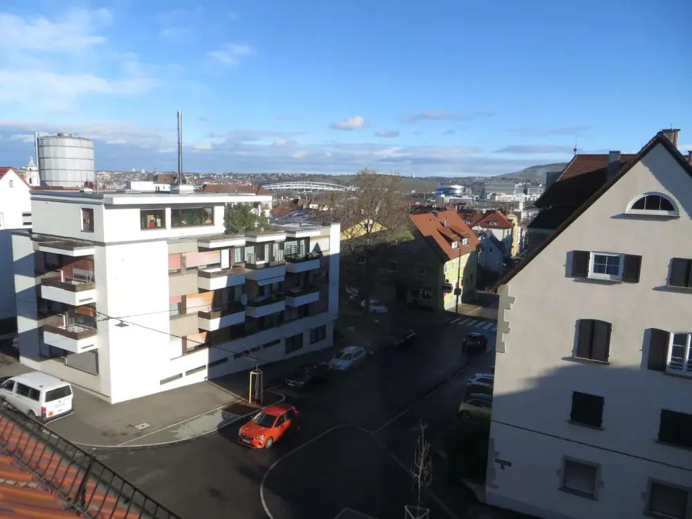 Attraktive 2-Zimmer-Dachgeschosswohnung mit Einbauküche und schöner Fernsicht