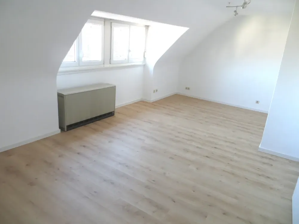 Attraktive 2-Zimmer-Dachgeschosswohnung mit Einbauküche und schöner Fernsicht