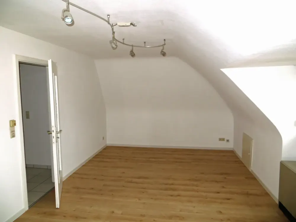 Attraktive 2-Zimmer-Dachgeschosswohnung mit Einbauküche und schöner Fernsicht